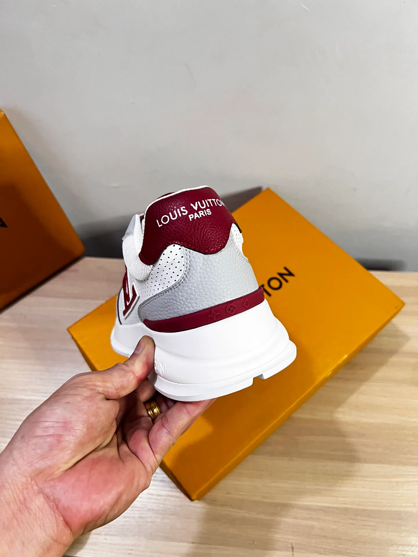 Factory price: 438💰LV men's classic casual sneakers. This sneaker is made of soft cow leather and has a classic logo. The classic logo shapes the elegant upper. The thick yet lightweight rubber outsole is embossed with the Louis Vuitton logo. The padded insole and technical lining once again upgrade the comfort experience. The calfskin lining imported from Italy is high-end and comfortable, and the original outsole is light and wear-resistant! Purely handmade, details determine quality! Size: 38-45, customized 45